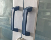  拉手：采用經(jīng)過射出成型的PP材料制成，耐腐蝕性好。（藍(lán)色、白色）配雙掛扣。